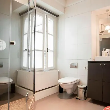 Sacre-coeur View Skylight Haven Apartment *